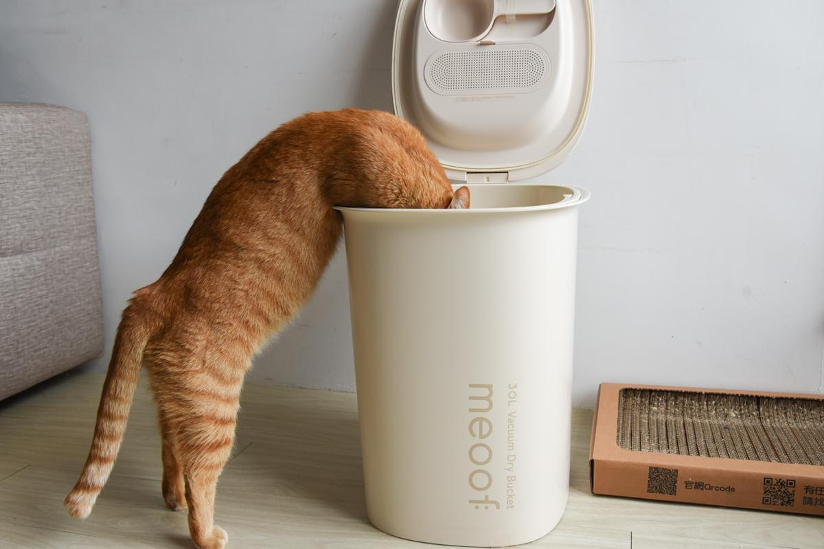Meoof Vacuum Pet Food Bucket 15L and 30L | Rechargeable Anti Bacterial Food Storage Bin